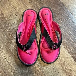 Women’s size 10 Nike flip flops. Hardly worn.